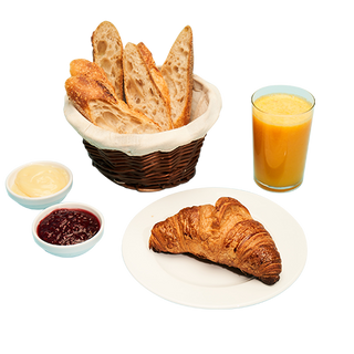 Śniadanie Charlotte ze świeżym sokiem