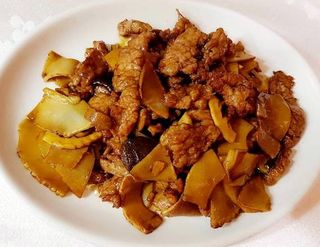 60. Ternera con Bambú y Setas Chinas