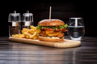 Meniu burger de pui cu cartofi prajiti 