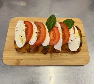 Pizza caprese (Schiaciatta farcita margherita)