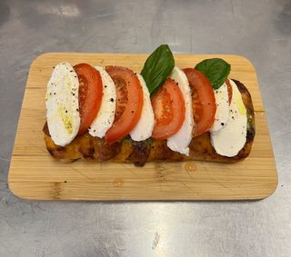 Pizza caprese (Schiaciatta farcita margherita)