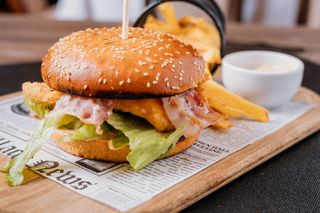 Chicken Burger cu cartofi prajiti si sosul casei