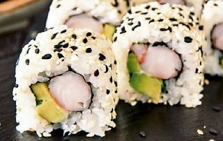Urumaki y California de langostino cocido con aguacate (8 uds.)