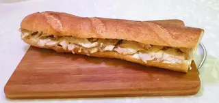 Pileći sendvič u francuzu Cheesy + Coca-Cola