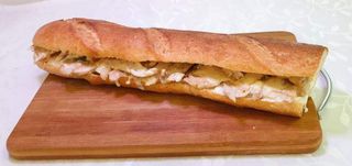 Pileći sendvič u francuzu Cheesy + Coca-Cola