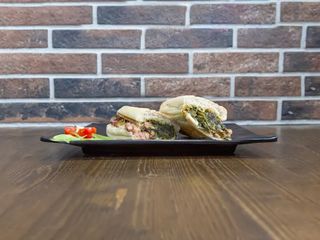 Panino con salsiccia, formaggio e parmigiana bianca