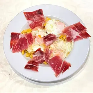 Plato de Huevos Rotos con Jamón Serrano