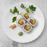 Maki California relleno de salmón y mango