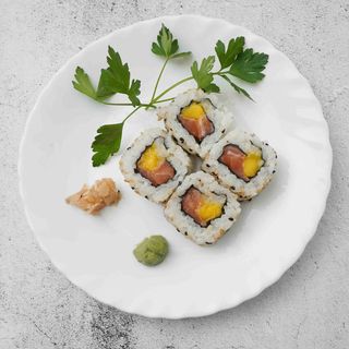 Maki California relleno de salmón y mango