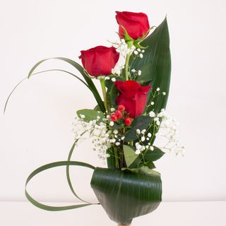 Arreglo de tres rosas rojas