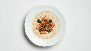 Овсяная каша с ягодами и гранолой (220 гр.)