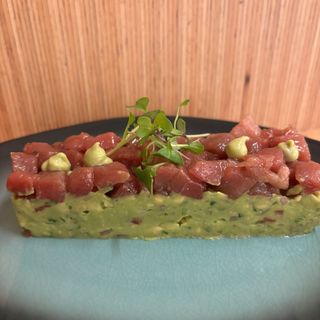 Tártar De Atún Salvaje Con Soja, Guacamole Y Totaditas