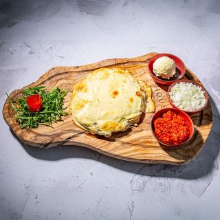 Gurmanska pljeskavica zapečena s kajmakom i sirom