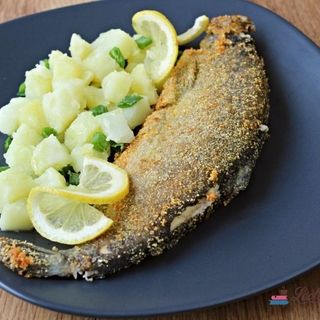 Pastrav prajit in malai cu cartofi natur