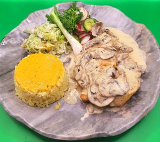 Куряча грудинка під грибним соусом з рисом (400г)