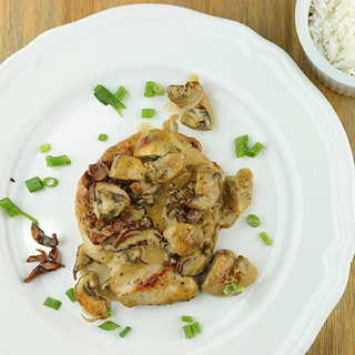 ქათამი ღვინის სოუსში სოკოთი