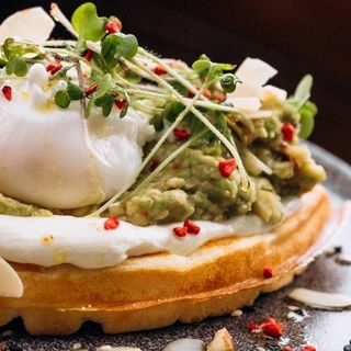 Бельгійська вафля з авокадо