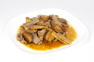 57. Manzo con funghi e bambù