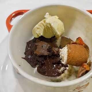 Brownie Fundente con Helado de Vainilla