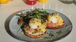 Ბენედიქტი ორაგულით და ავოკადოთი