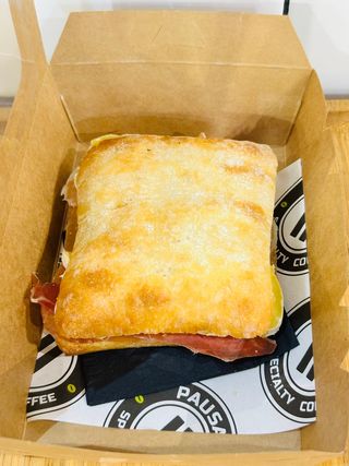 Bikini de jamón serrano y brie