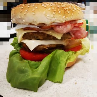 Lucky Burger cu cartofi prăjiți 
