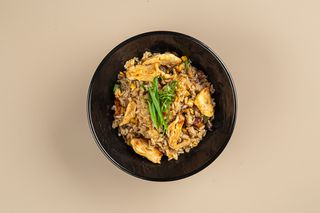 ЖАРЕНЫЙ РИС С КУРИЦЕЙ 