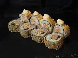 Roll w tempurze z pastą węgorza (300 gg)