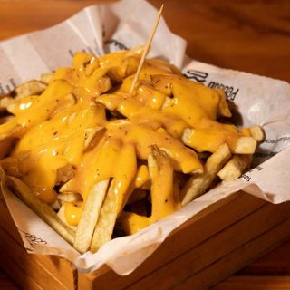 Patatas Fritas Con Salsa Cheddar