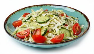 Salata de roșii, castraveți și varză