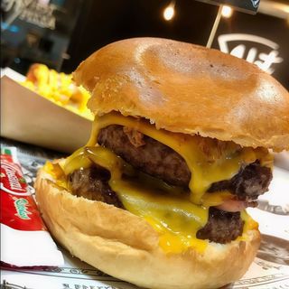 Menú. Doble cheddar burger + patatas + bebida