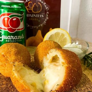 Bolinha de queijo com milho 