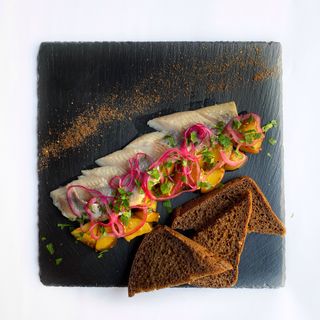 Оселедець з теплим картопляним салатом (230г/60г)