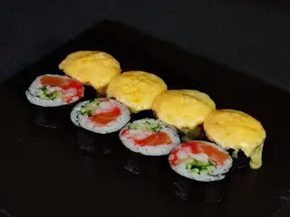 Zapieczony z łososiem i krewetką (8szt) (335g)