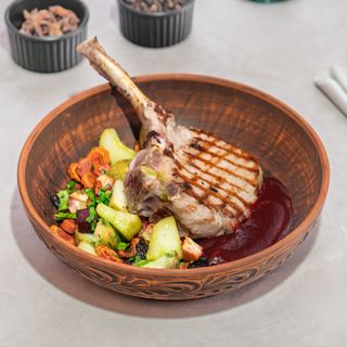 Tomahawk de porc la grătar