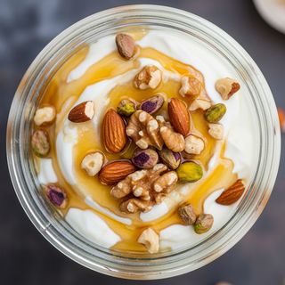 Yogurt greco con miele e noci