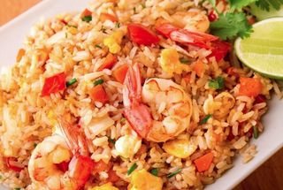 Plato de arroz tostado con gambas