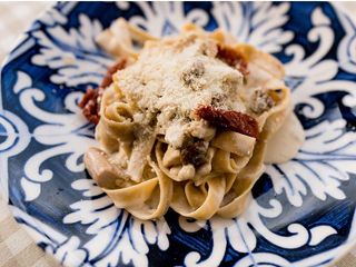 Тальятелле з куркою, білими грибами та в'яленими томатами (270г)