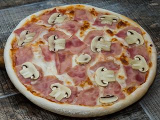 Pizza Prosciutto e Funghi
