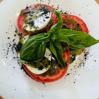 Tomates Aliñados Con Albahaca