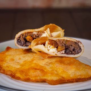 PABELLON: Mechada + Alubias Negras + Queso Blanco + Platano Maduro Macho