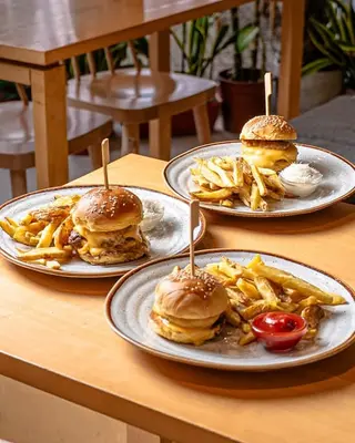 2 Camélia Burgers + 1 Kids Sandwich