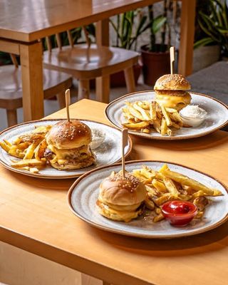 2 Camélia Burgers + 1 Kids Sandwich