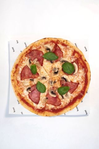 Пицца с говяжьей ветчиной и грибами  