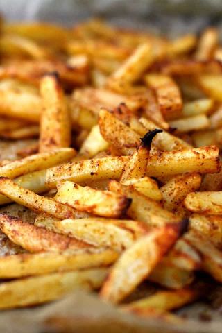 Cartofi prajiti condimentati