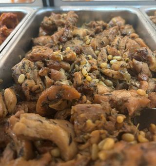 Ración De Pollo Con Pasas Y Piñones (500 G.)