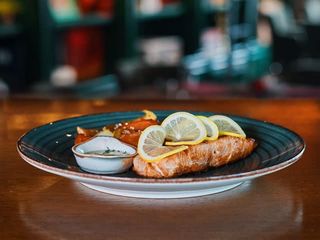 Steak od lososa sa grilovanim povrćem