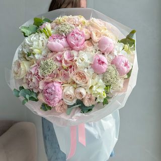 Великий букет з півоній і гортензій