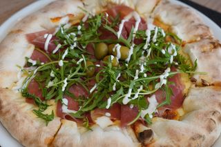 Green Park pizza sa punjenim rubom