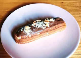 Еклер з вершковою карамеллю та фундуком (70г)